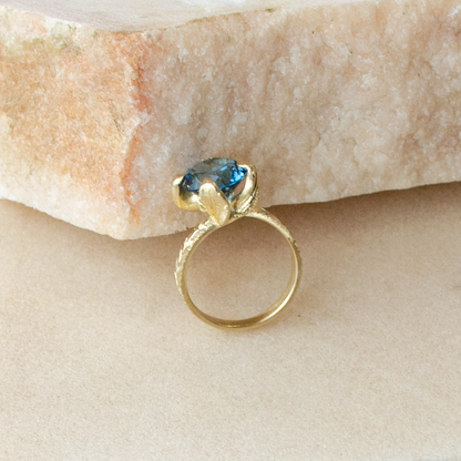 Princess Nature Blue Topaz Yellow Gold Ring