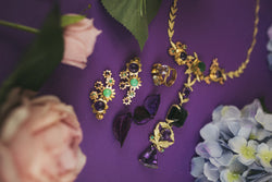 Conjunto de Jóias Royal Blossom em display de flores