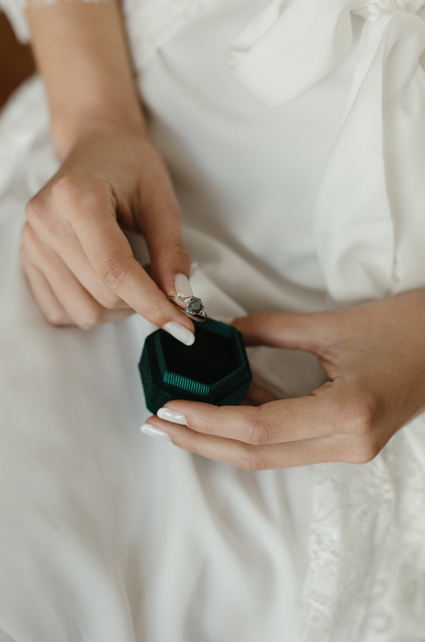 Anel Evergreen Dream com Diamante Verde em Ouro Branco 18k