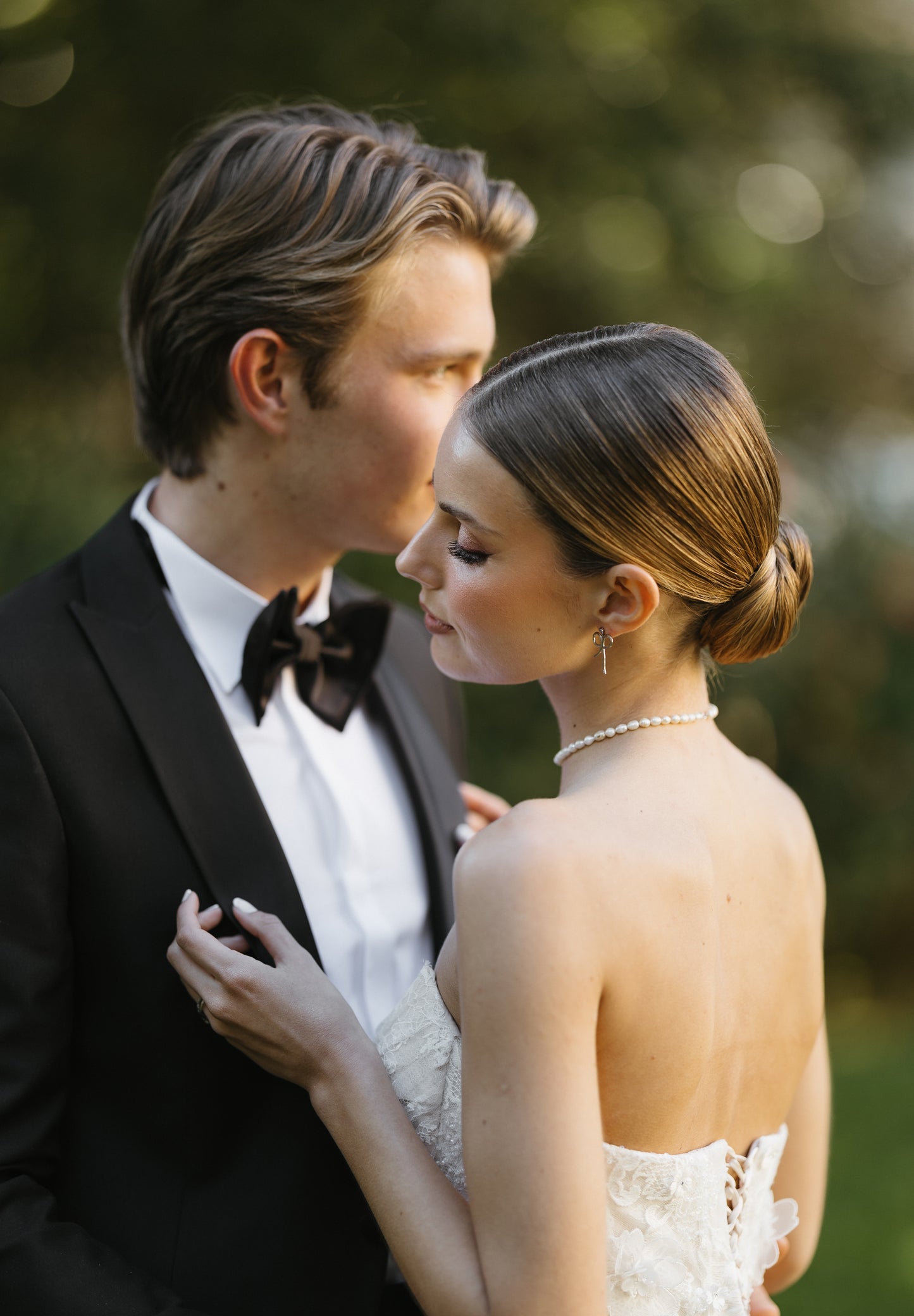 Brincos de Renda de Seda com Diamantes Verdes em Ouro Branco 18k