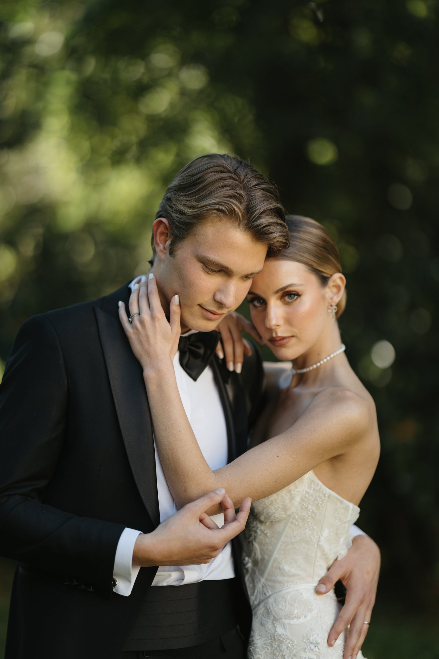 Brincos de Renda de Seda com Diamantes Verdes em Ouro Branco 18k