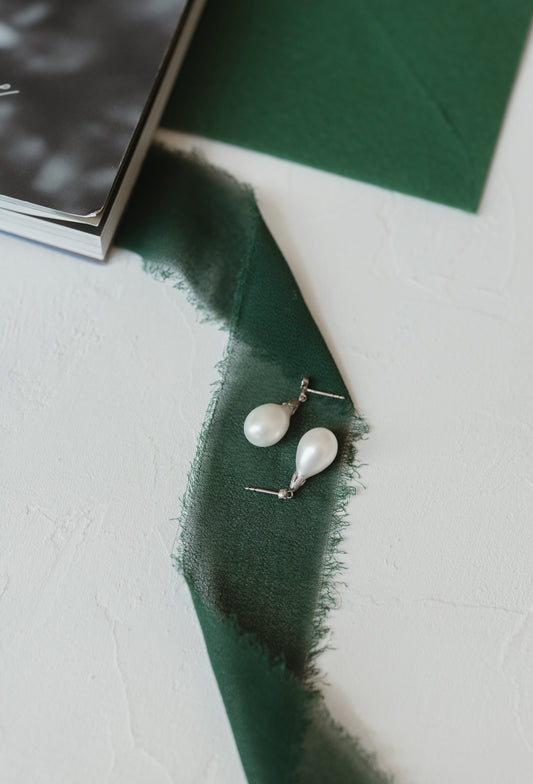 Pearls Dangling Earrings with White Diamonds and 18k White Gold