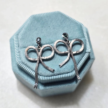 Brincos de Renda de Seda com Diamantes Verdes em Ouro Branco 18k