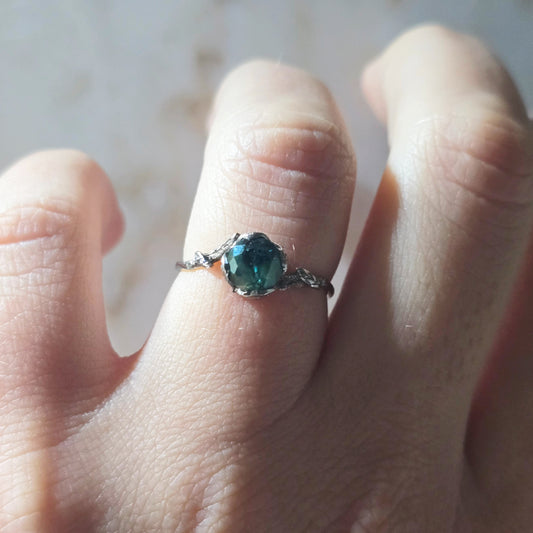 Anel Evergreen Dream com Diamante Verde em Ouro Branco 18k